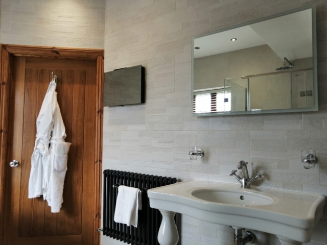 The Hen house bridal suite bathroom
